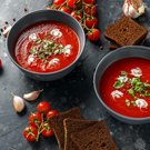 Rajčatová polévka s pečenými paprikami chutná i odpůrcům zdravé kuchyně