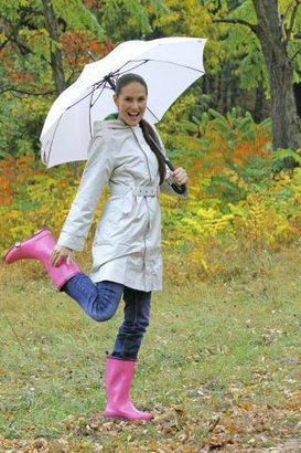 žena deštník úsměv plášť trenčkot