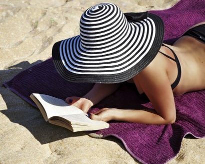 Čtení na pláži