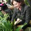 Marie Rottrová vysazuje svoji orchidej