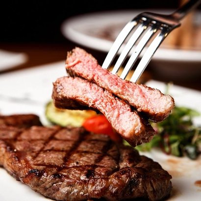 Víte, jak grilovat steaky na pánvi?