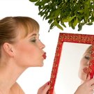 žena zrcadlo polibek