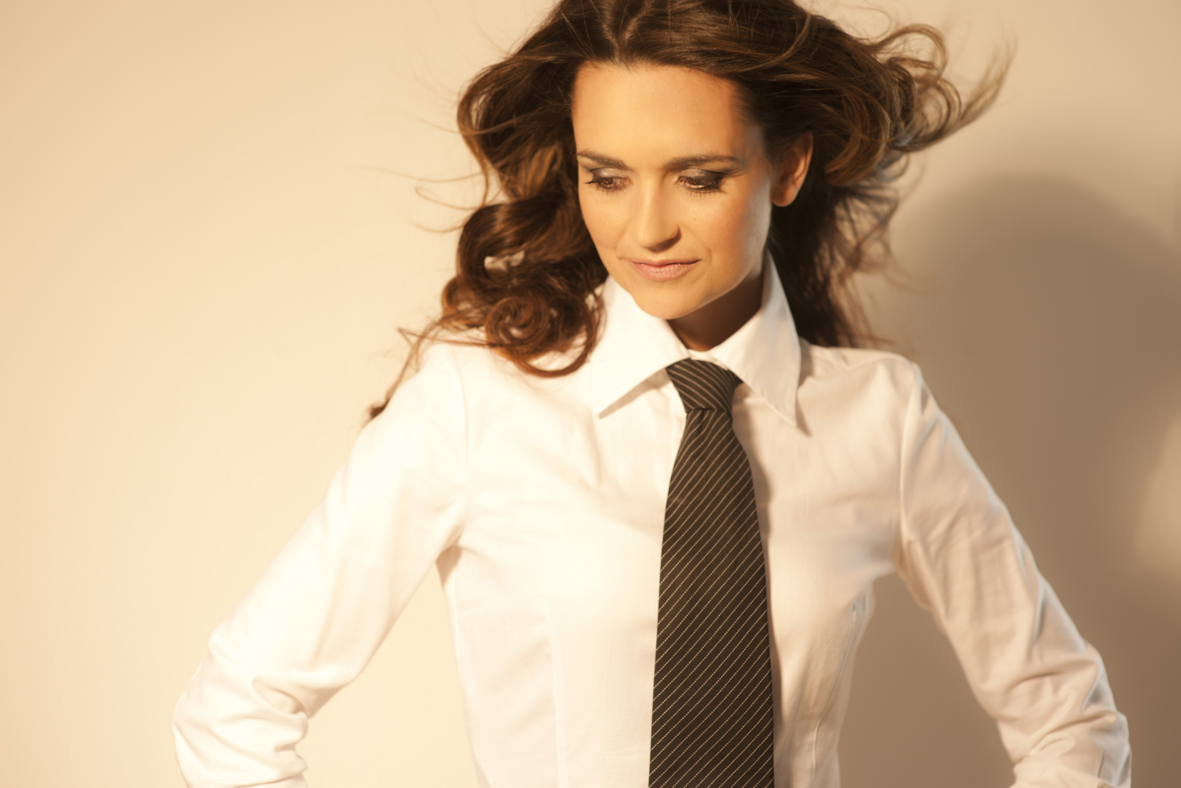 Рубашка с галстуком на женщине